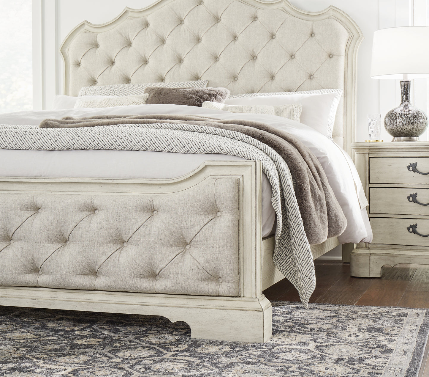 Arlendyne Queen Upholstered Bed with Mirrored Dresser